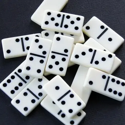 Juego De Mesa Domino 28 Piezas Con Estuche Colores — foto 4